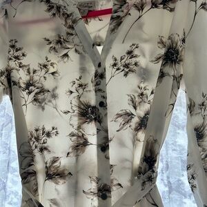 Size extra small Cosmo vintage button up dress with belt cream with flowers